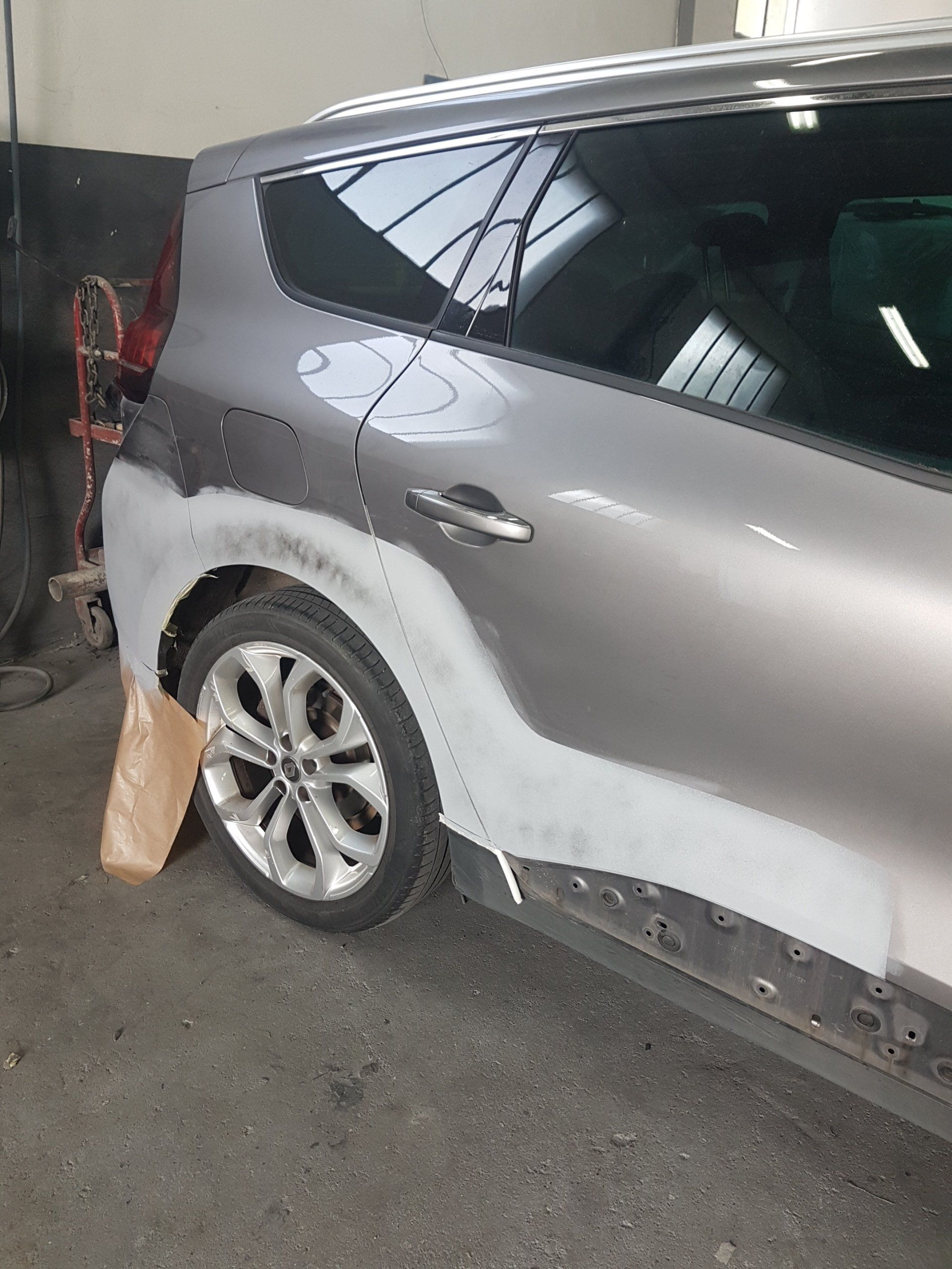 Voiture grise avec calle