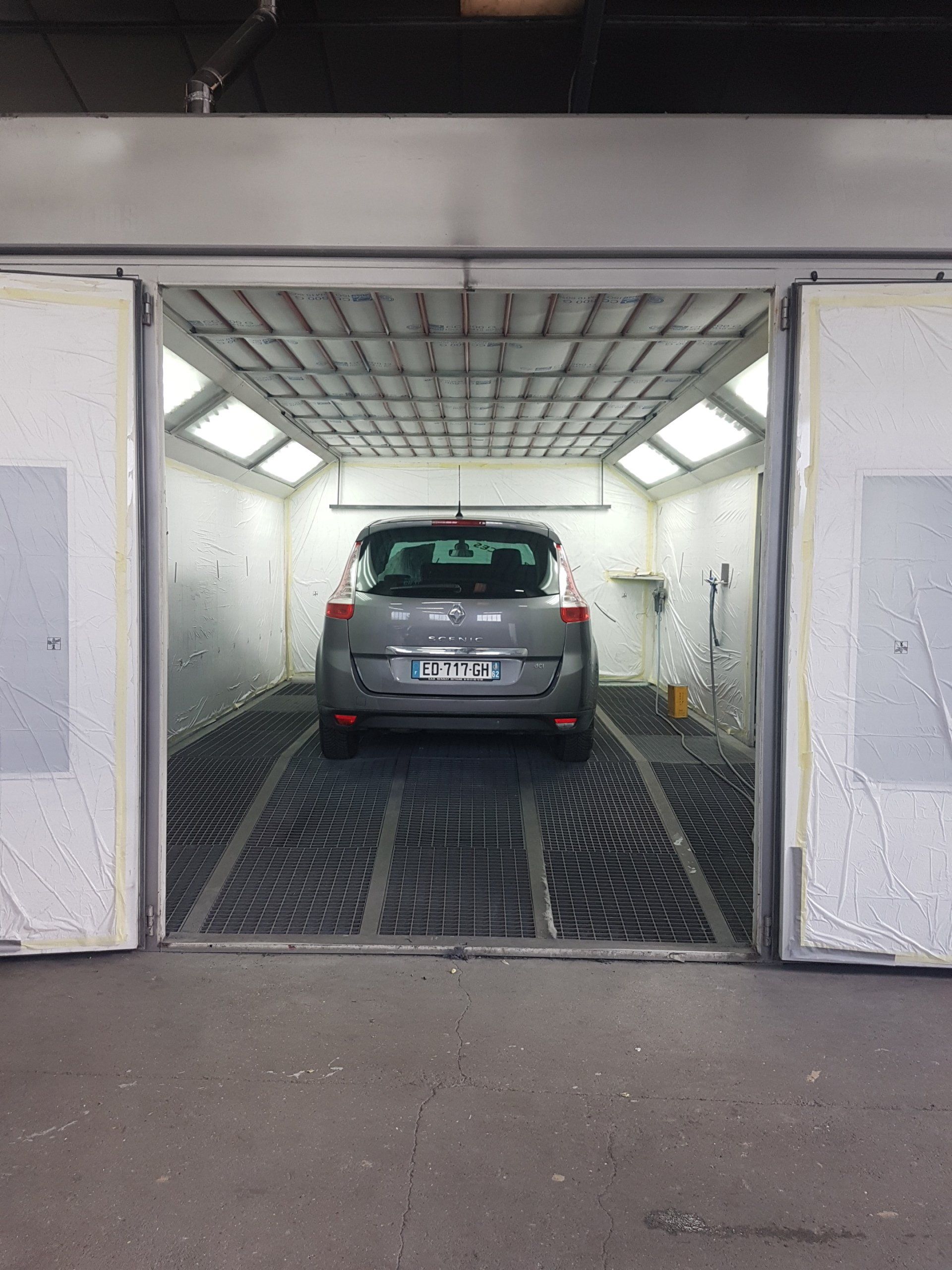 Cabine de peinture avec voiture