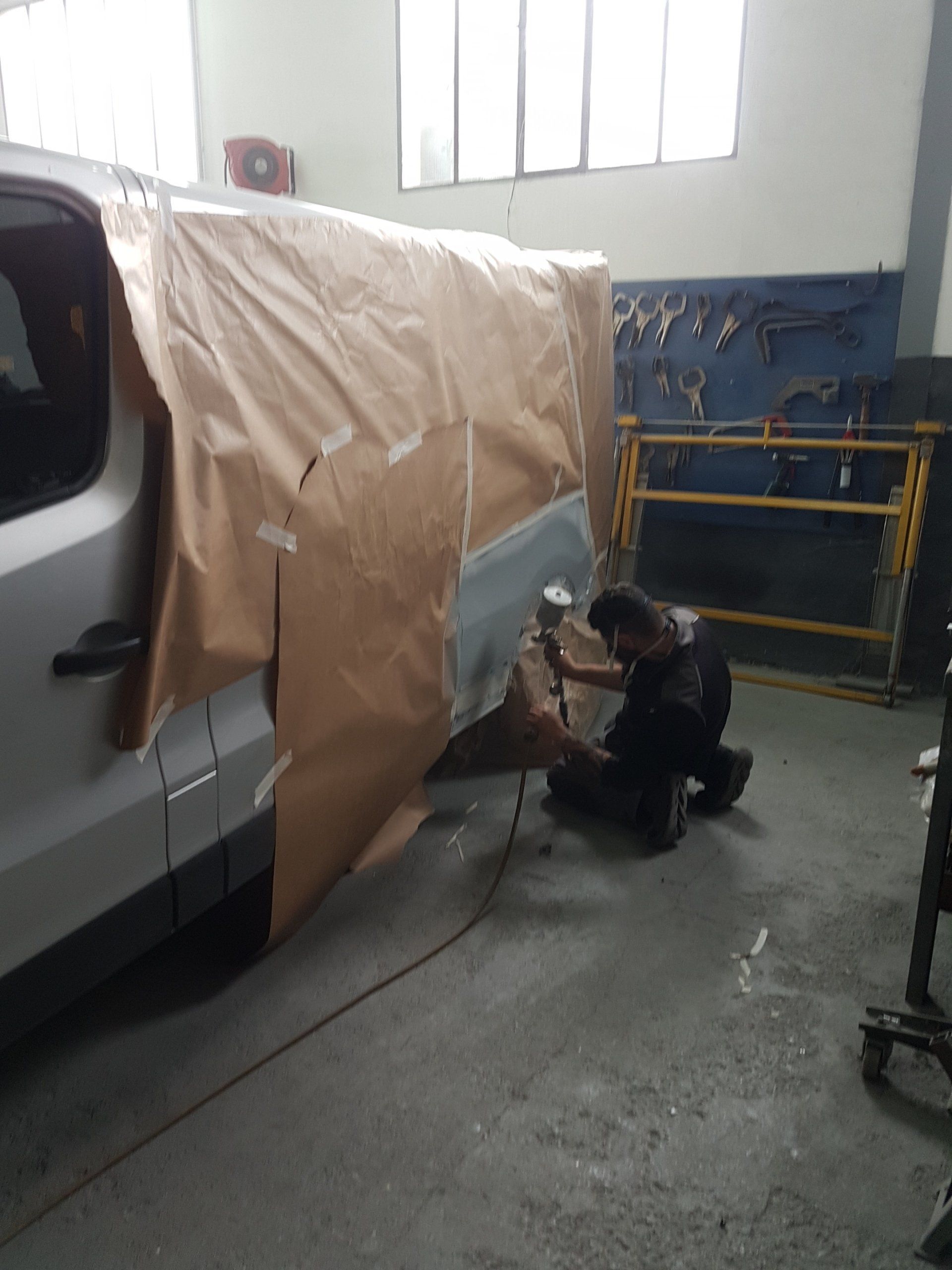 Voiture en train d'être repeinte