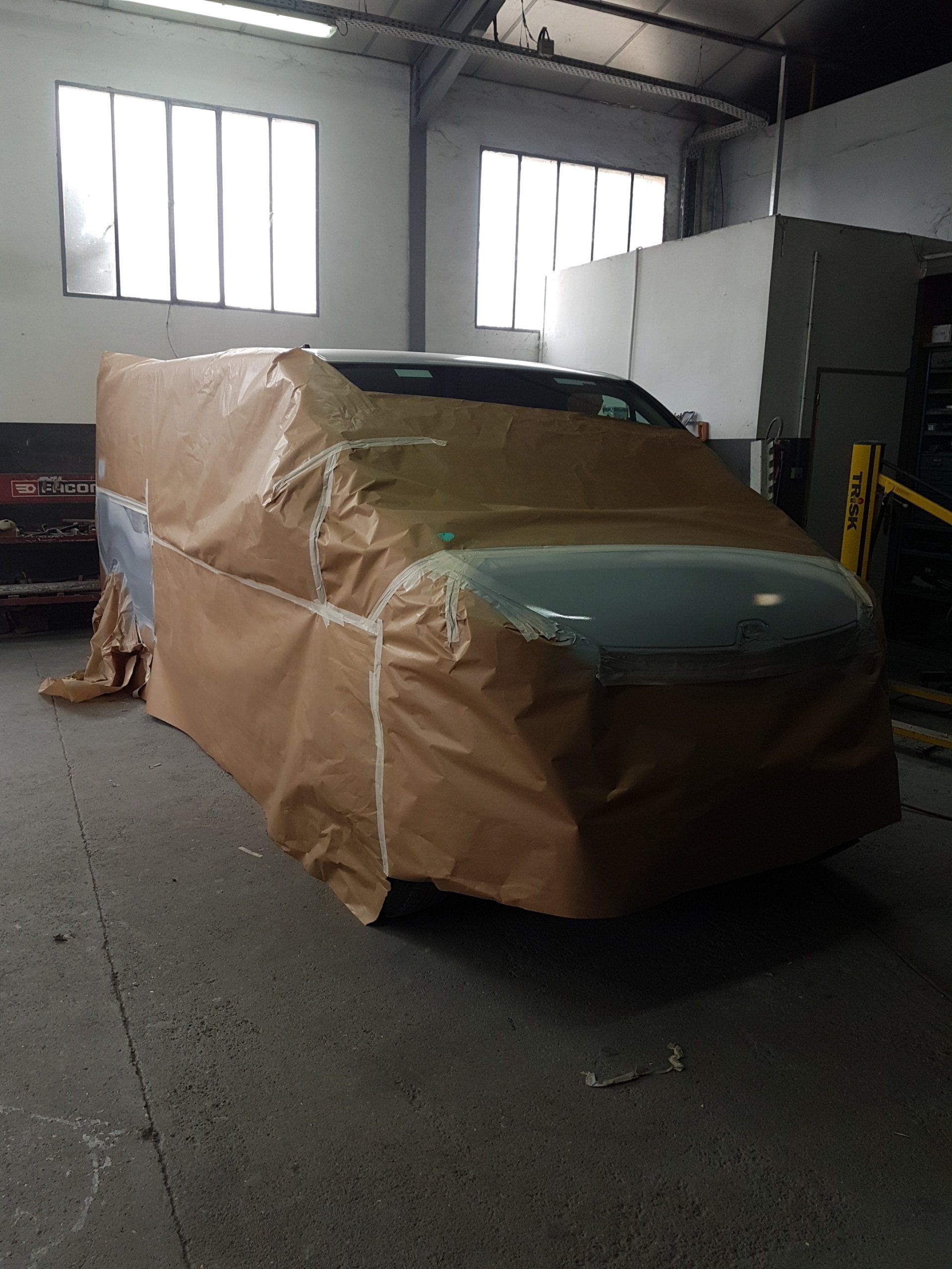 Véhicule utilitaire sous bâche