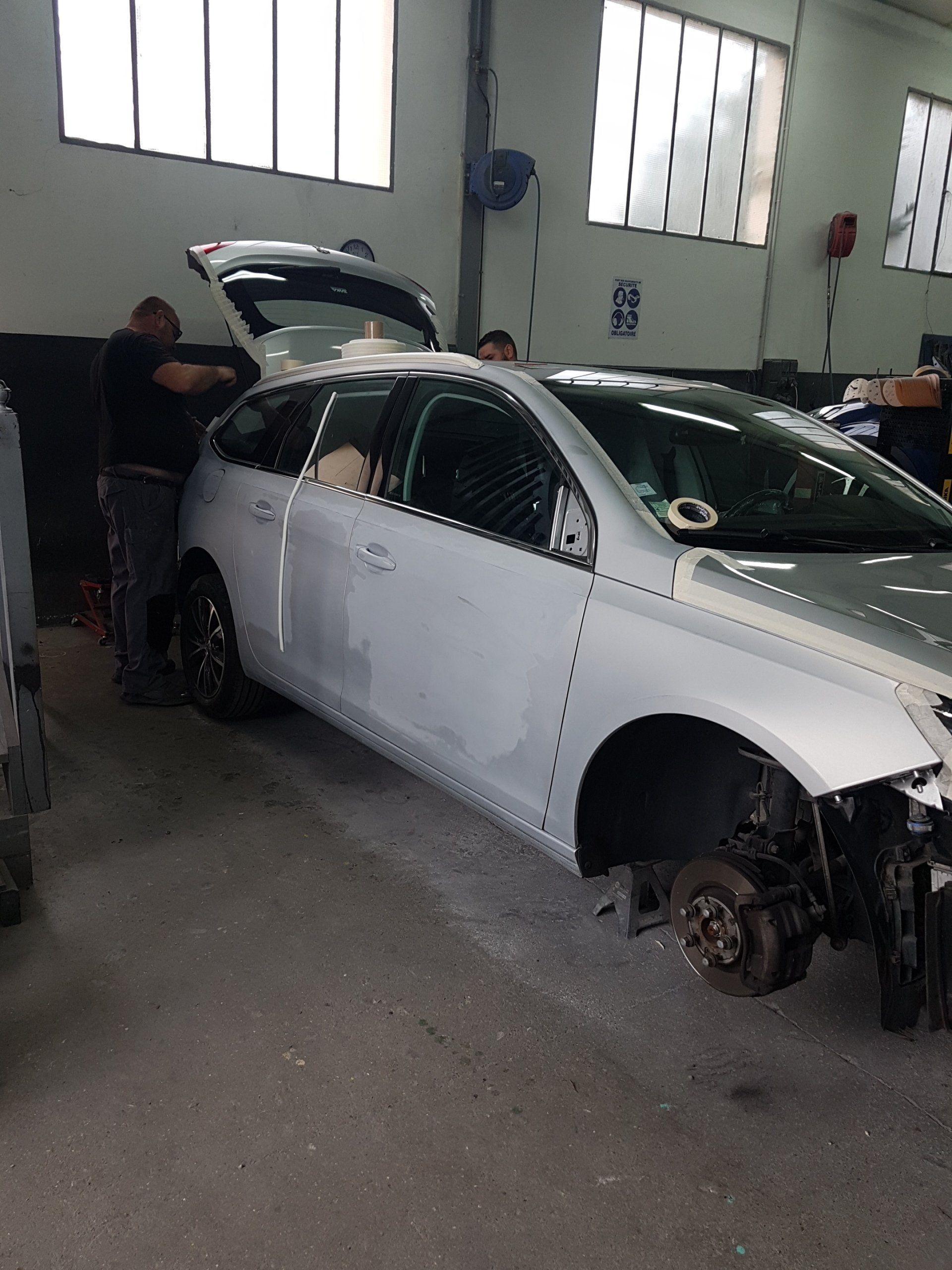 Véhicule blanc pare choc avant