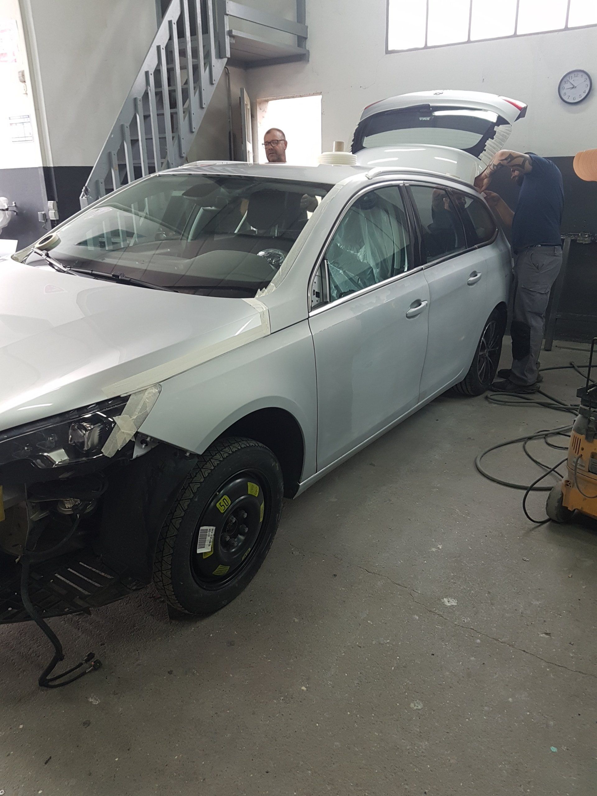 Voiture blanche en cours de réparation