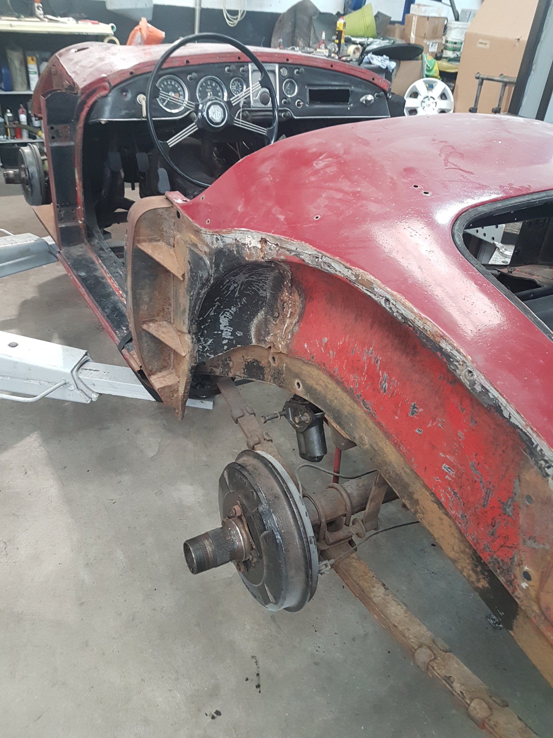 Carrosserie rouge en cours de réparation