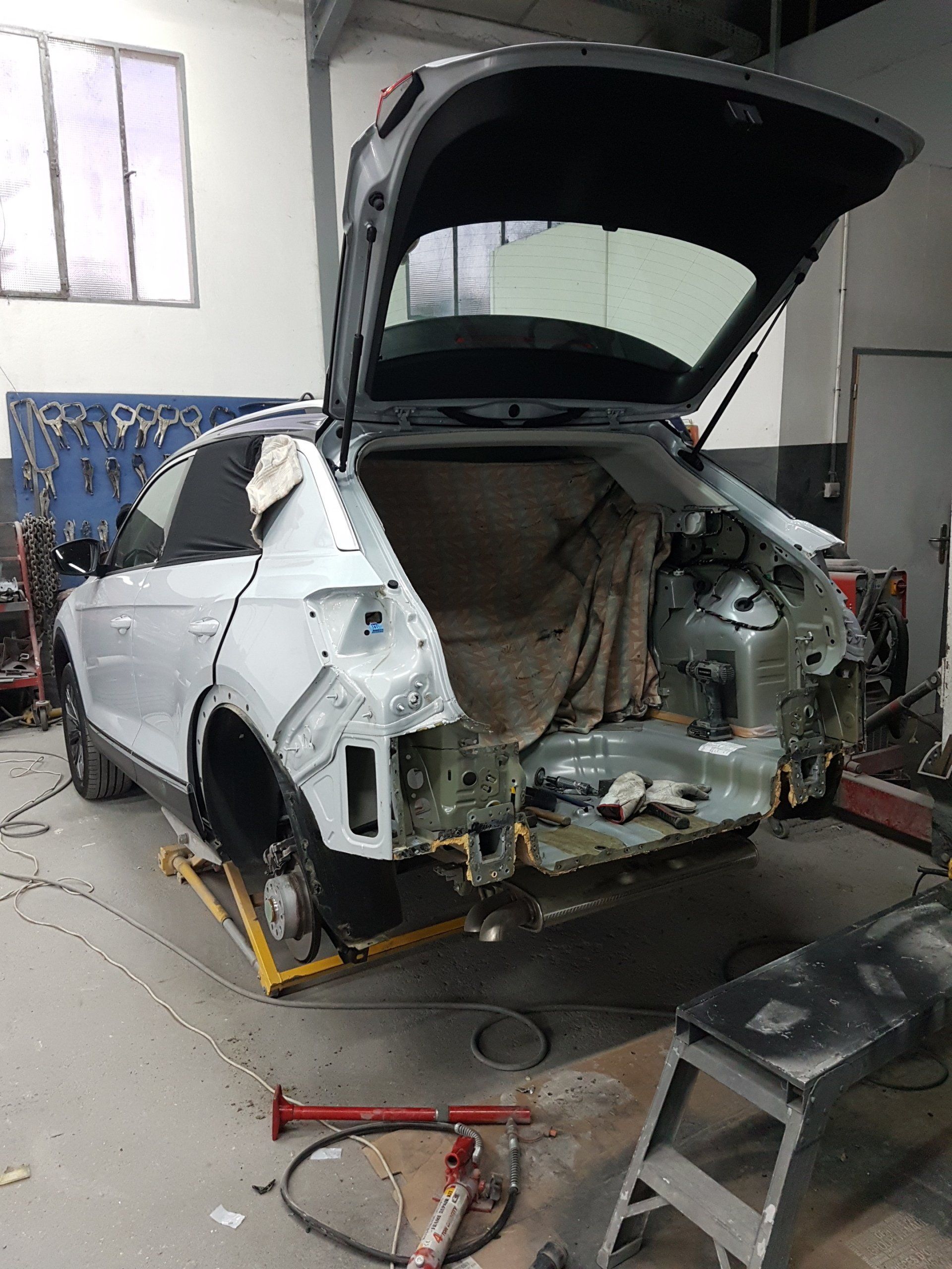 Coffre ouvert véhicule blanc