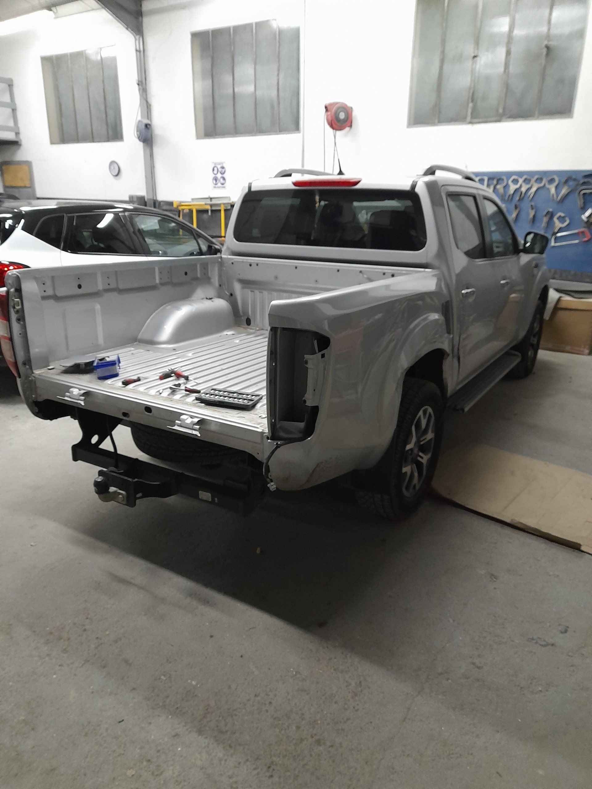 Pick-up blanc en réparation