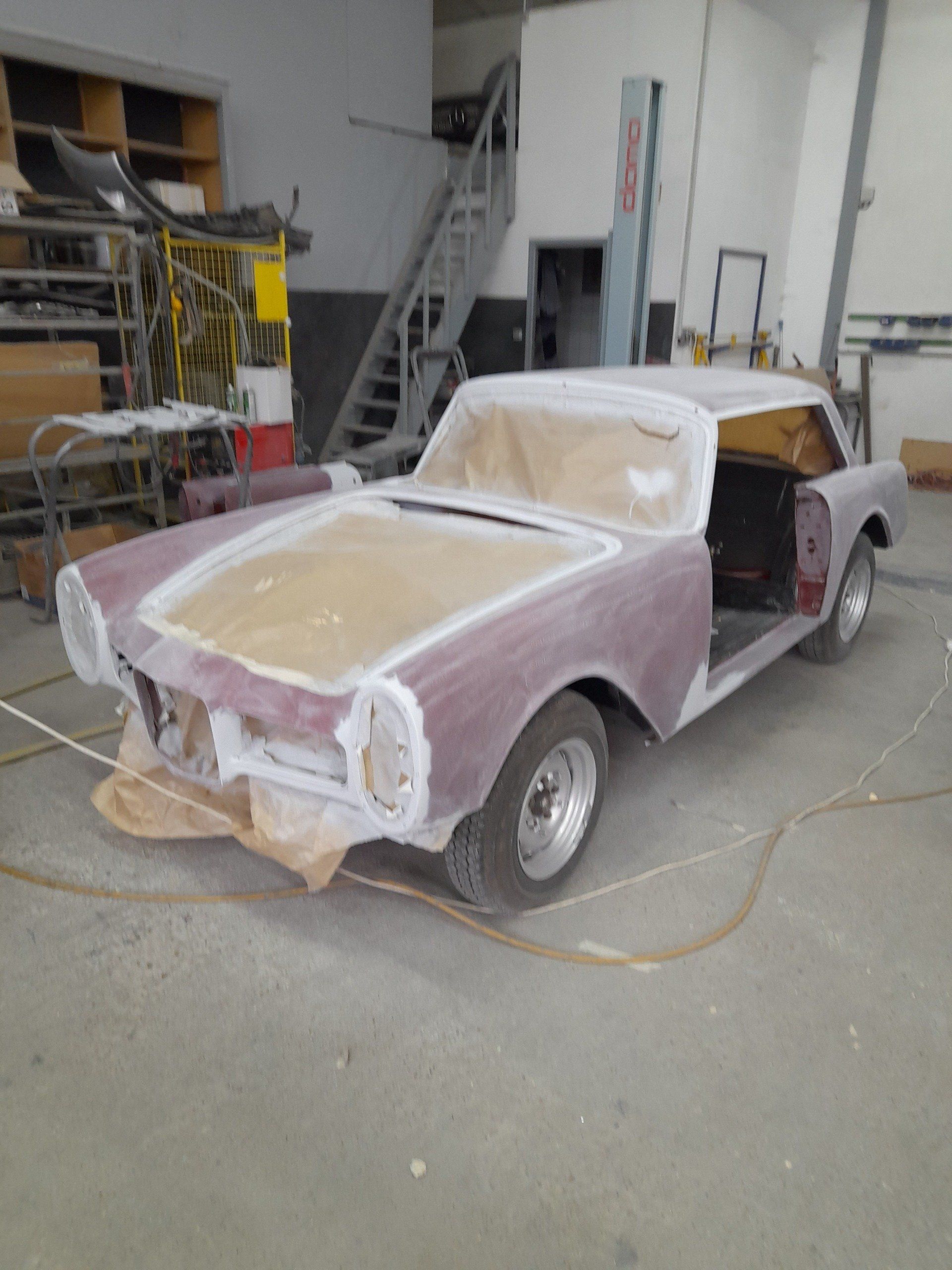 Voiture grise en cours de réparation