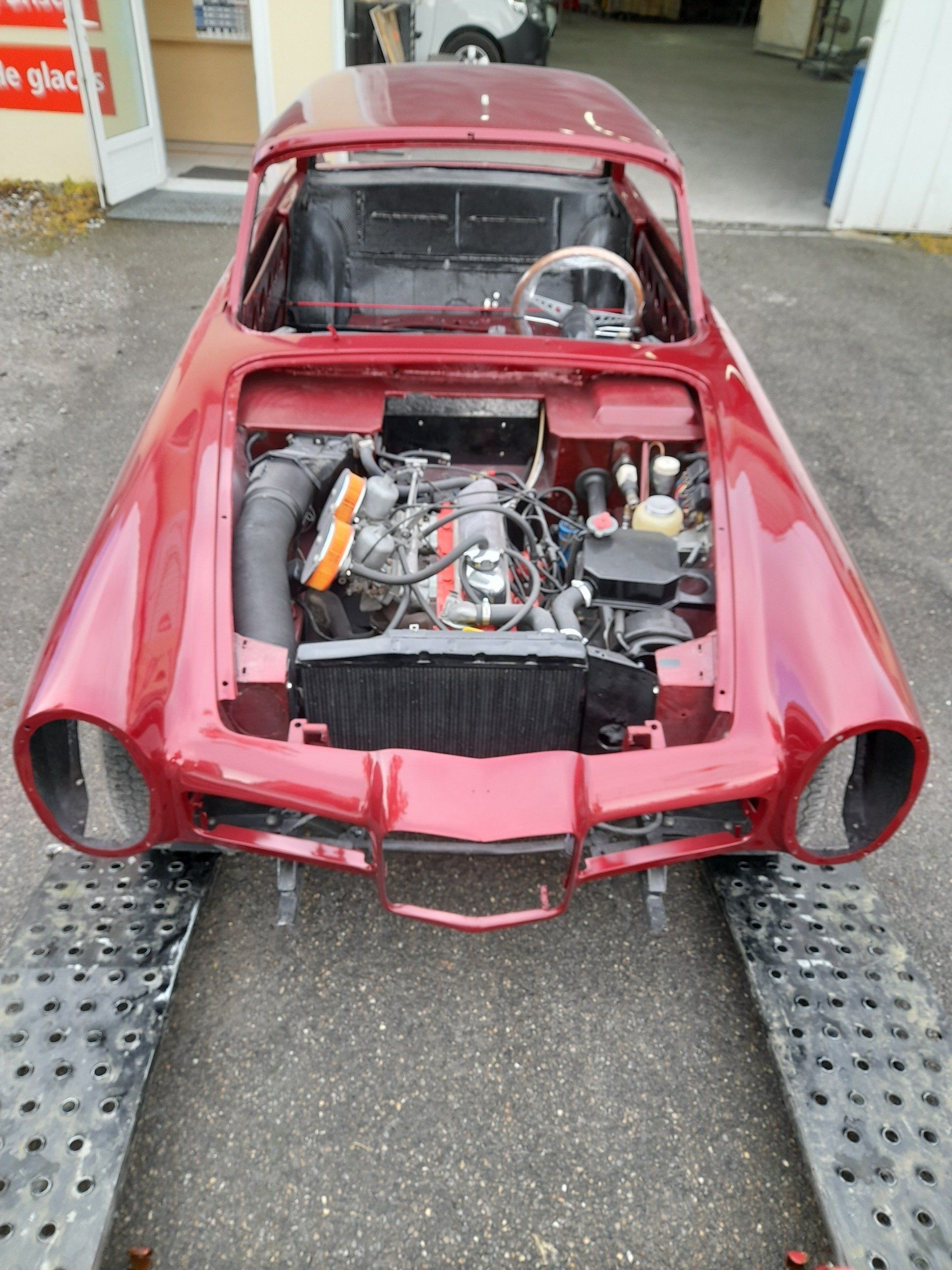 Moteur voiture rouge ancienne