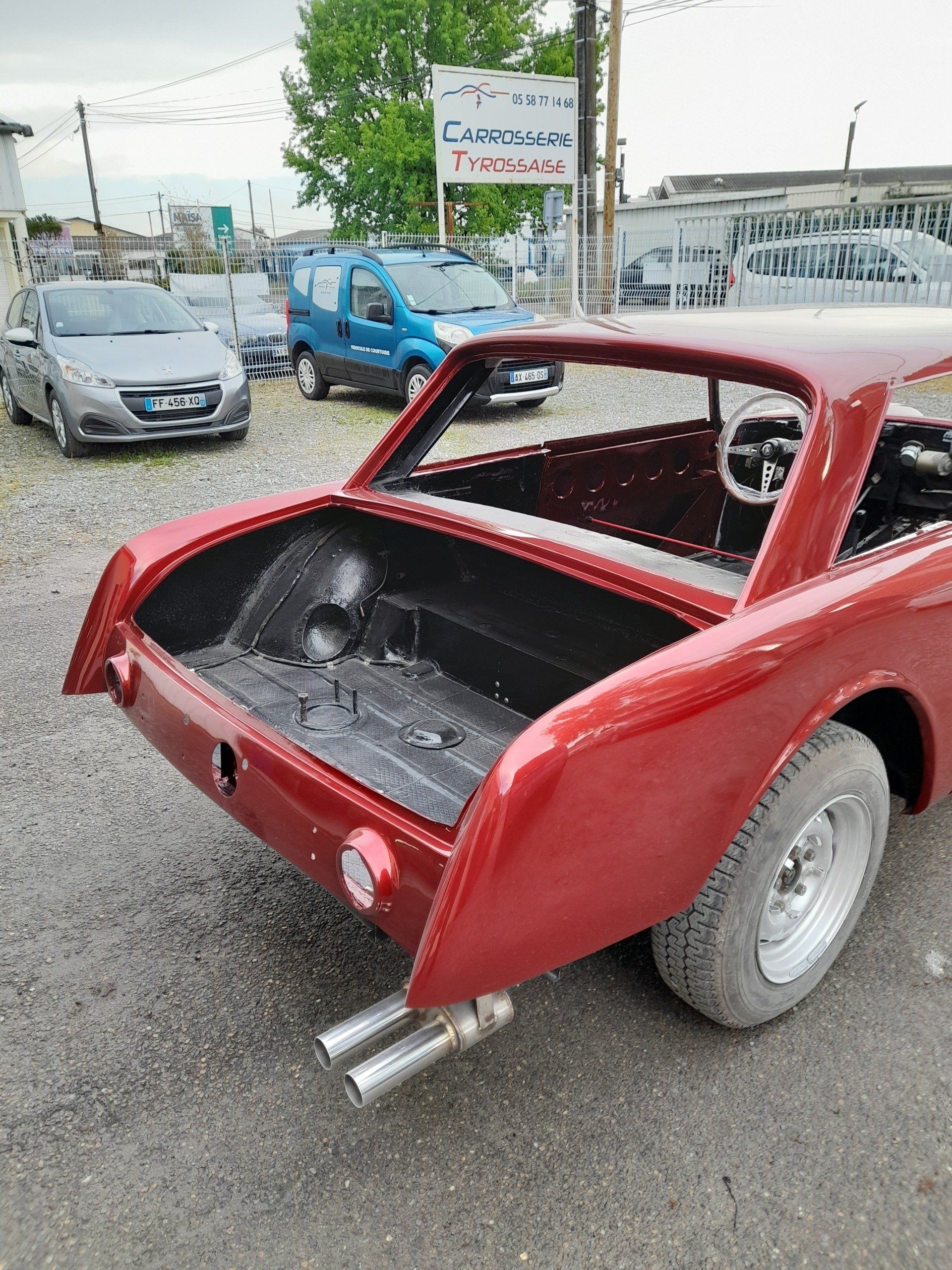 Arrière voiture rouge