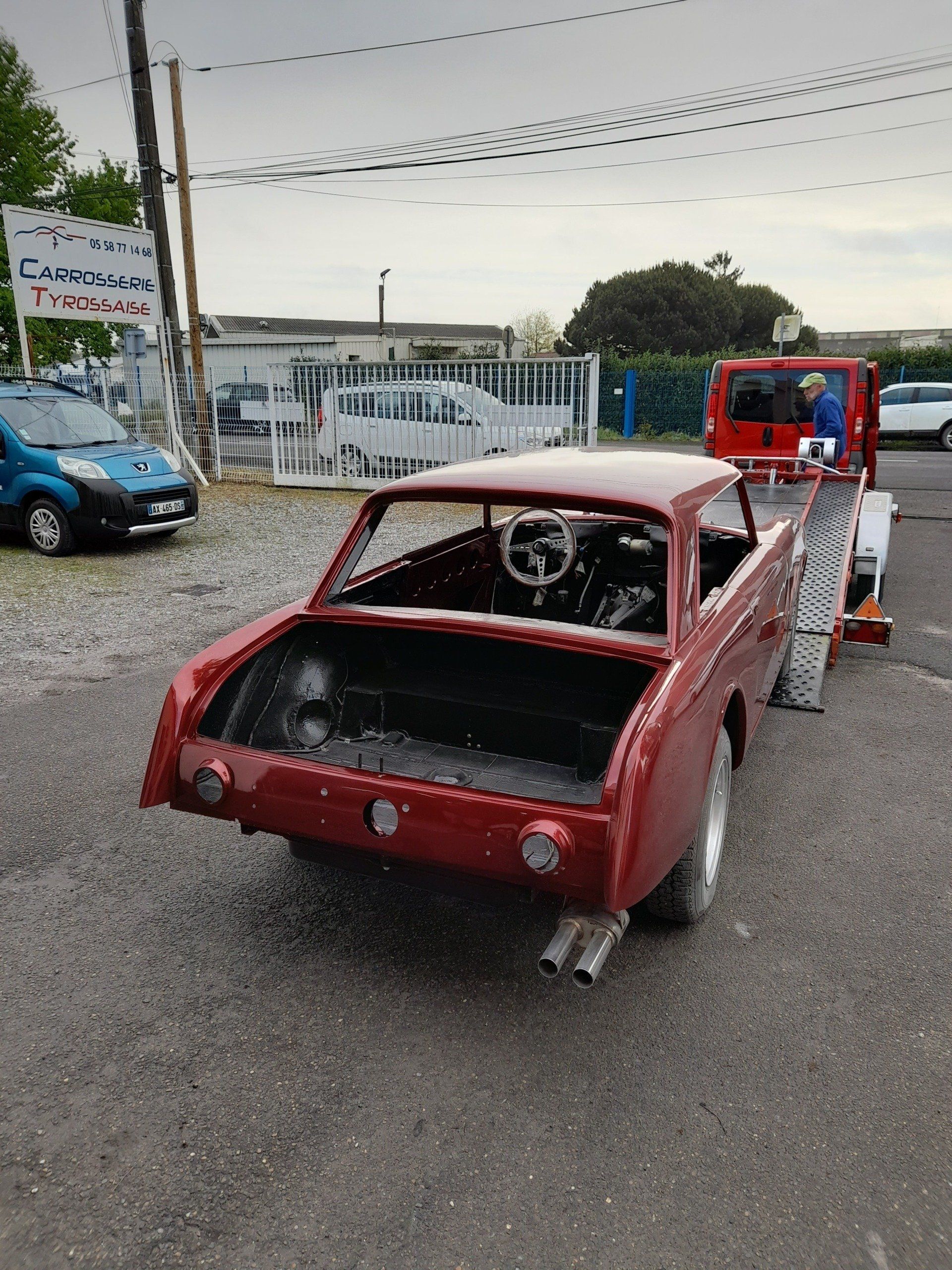 Voiture rouge en réparation