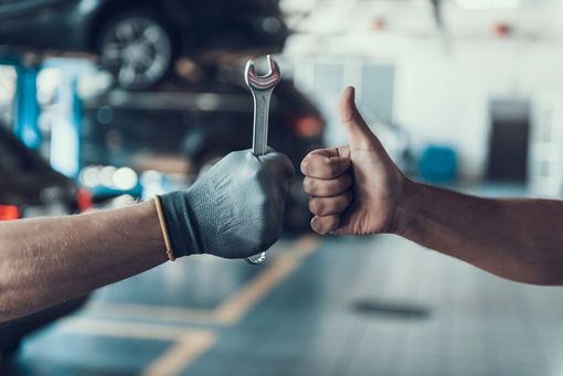 Mechaniker hält Gabelschlüssel
