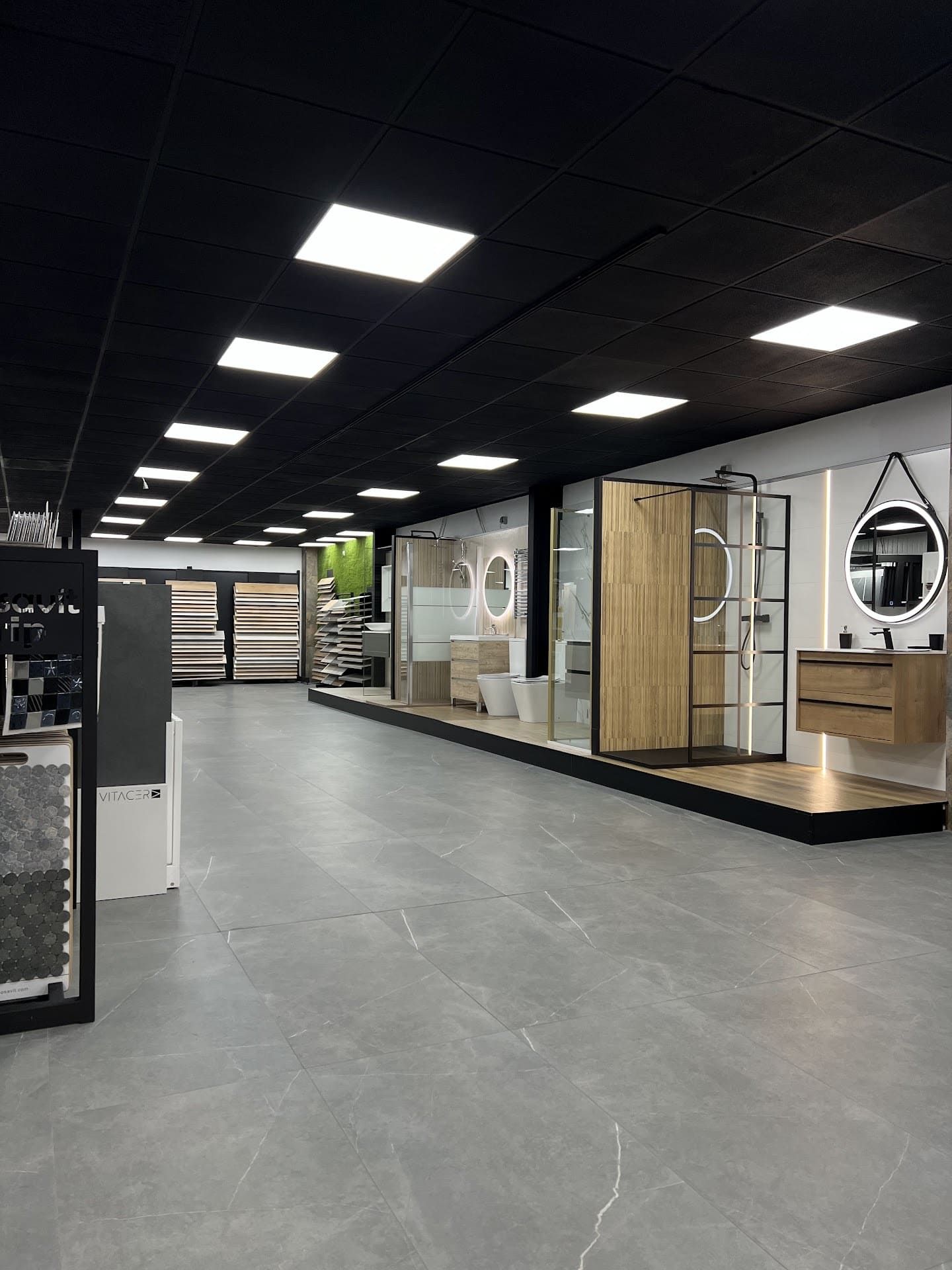 Imagen de marcador de posición con una forma de montaña debajo de un objeto redondo.