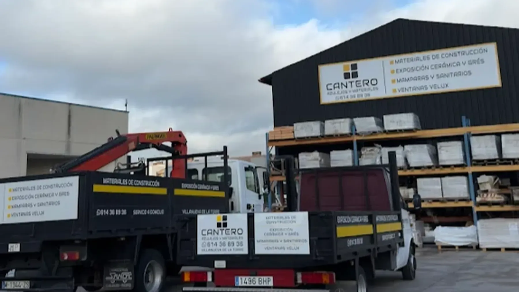 Imagen de marcador de posición con una forma de montaña debajo de un objeto redondo.