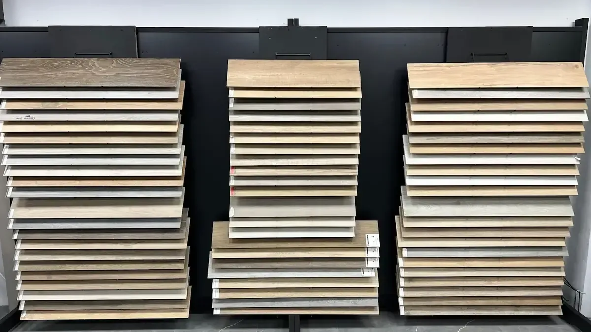 Moderna sala de estar con pisos de madera clara, vista a la ciudad y muebles marrones.