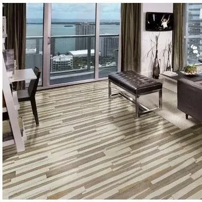 Moderna sala de estar con pisos de madera clara, vista a la ciudad y muebles marrones.