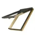 Tragaluz abierto en marco de madera.