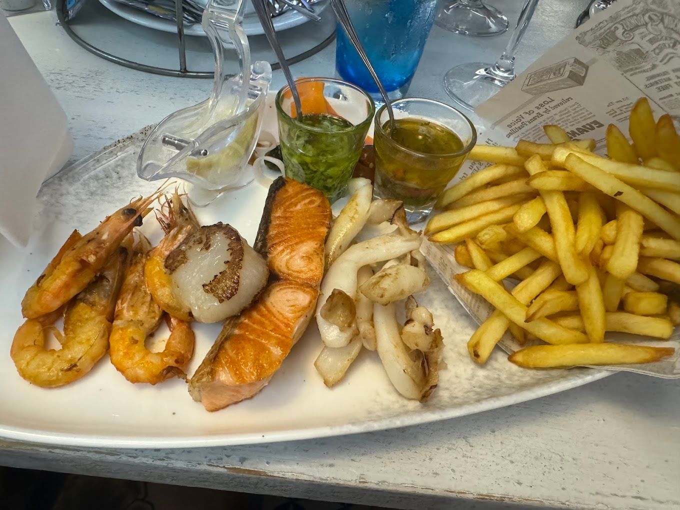 Assiette avec crevette, frites et saumon