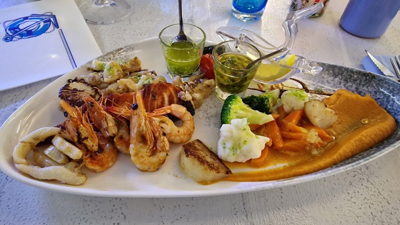 Assiette de fruits de mer et légumes