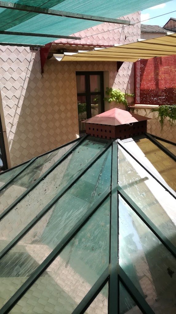 Un edificio con techo de cristal y una ventana