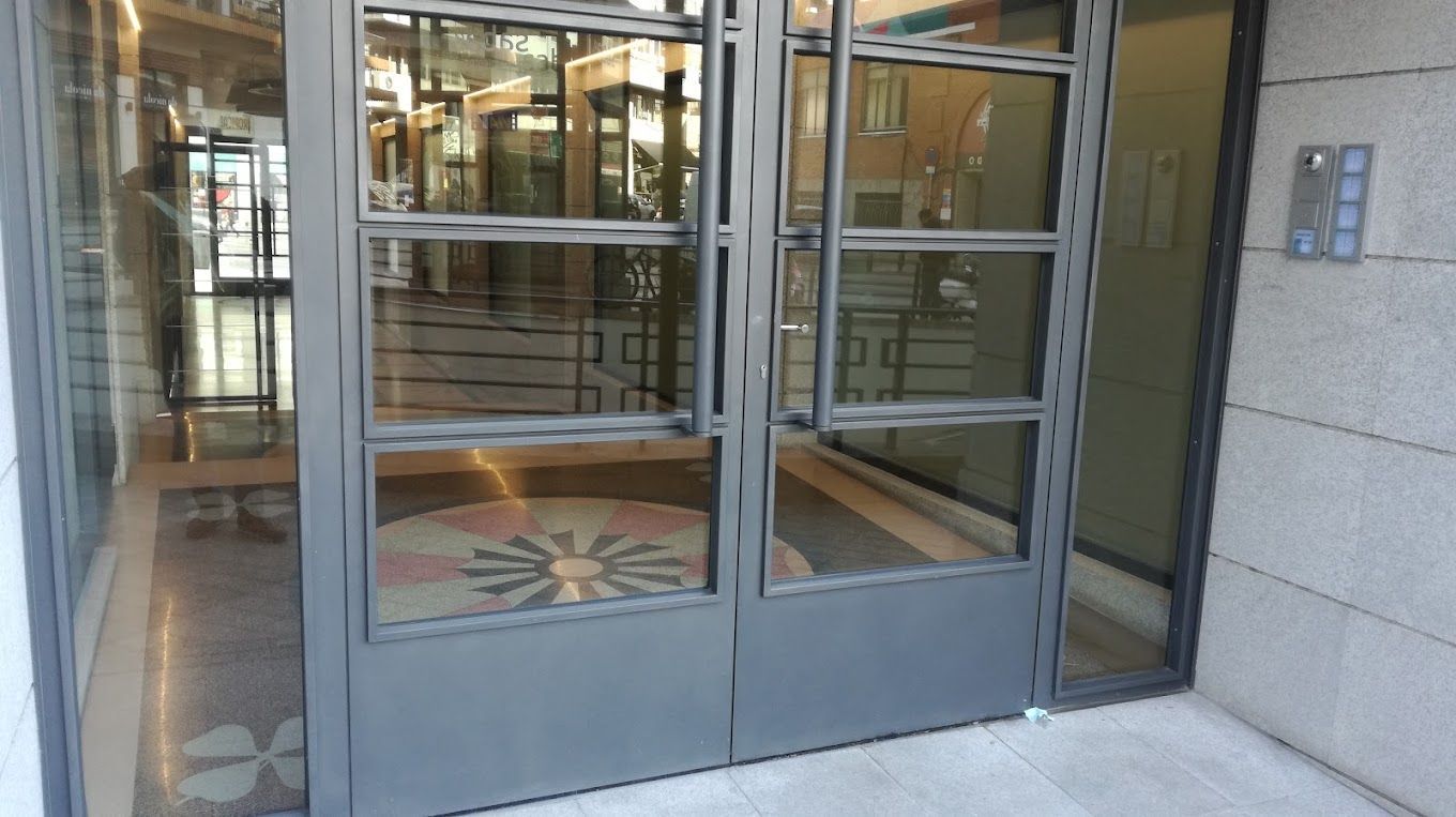 Una puerta con un diseño floral en el suelo.