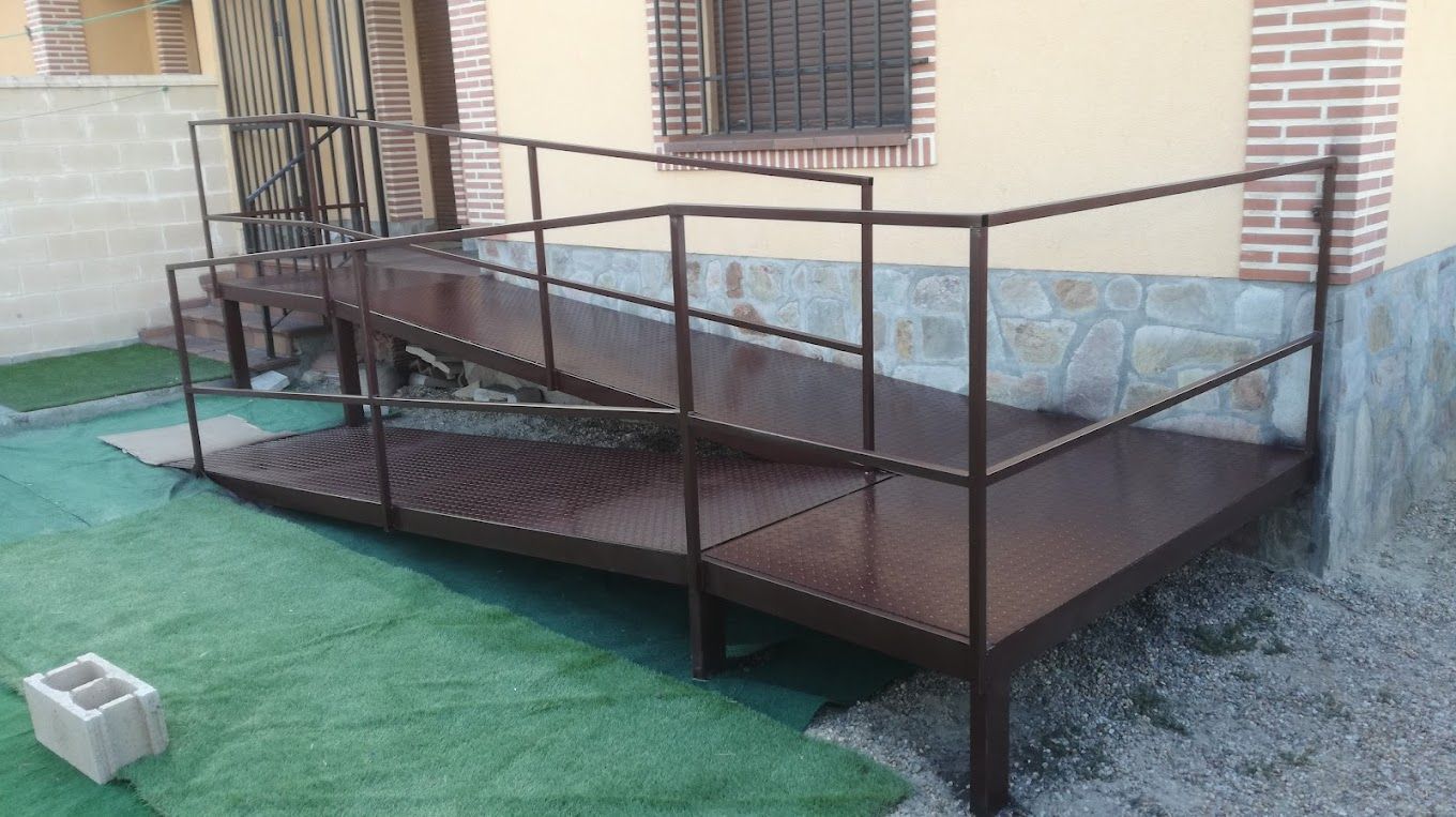 Una rampa con barandilla está delante de una casa.