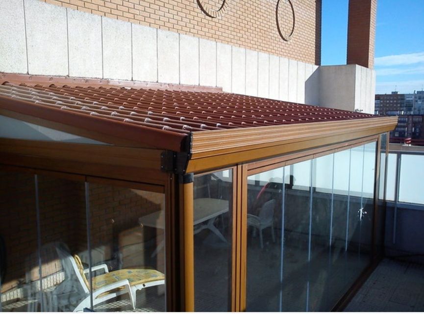 Una habitación con un techo cubierto de tejas
