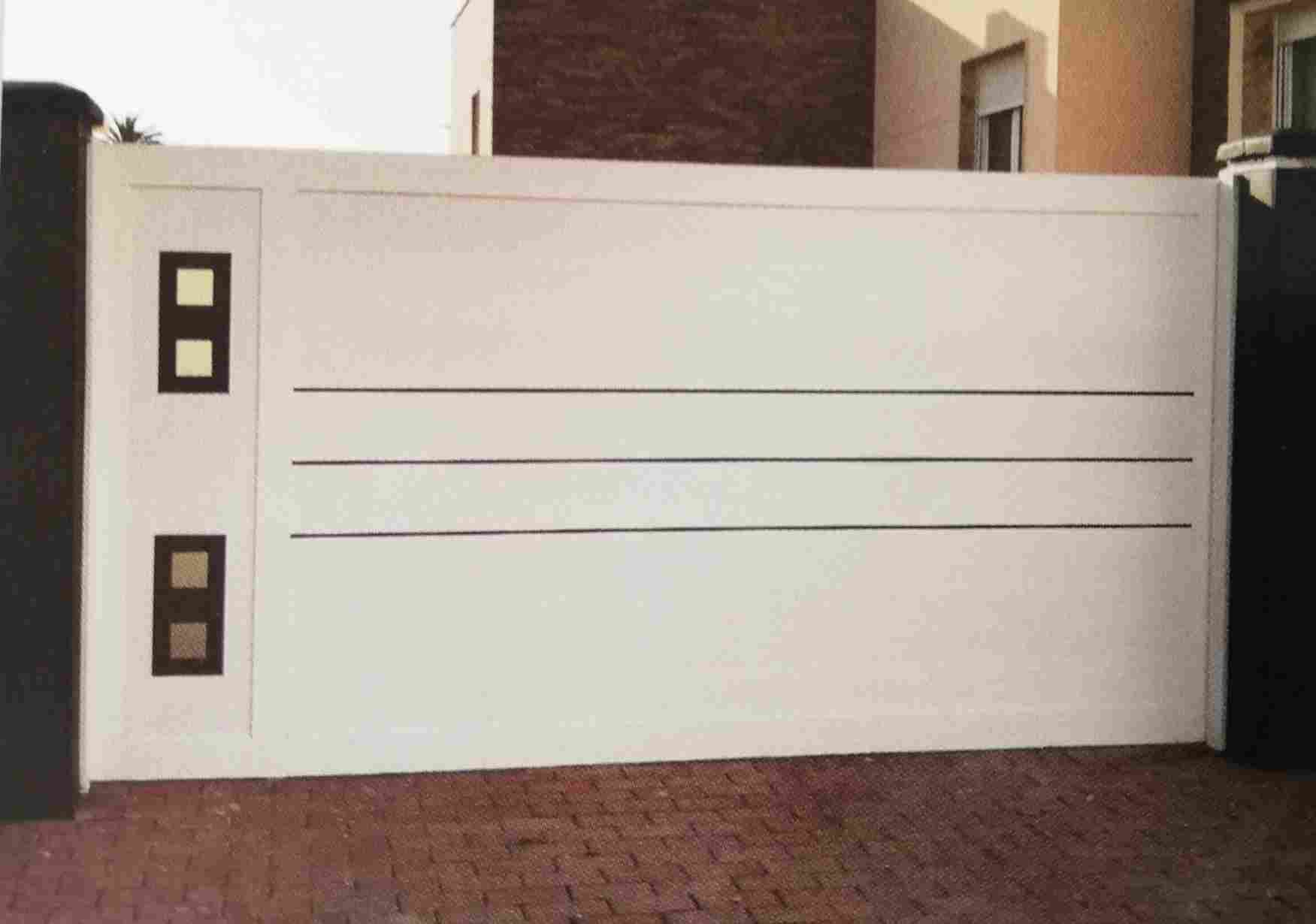 Una puerta blanca con dos cuadrados a los lados.