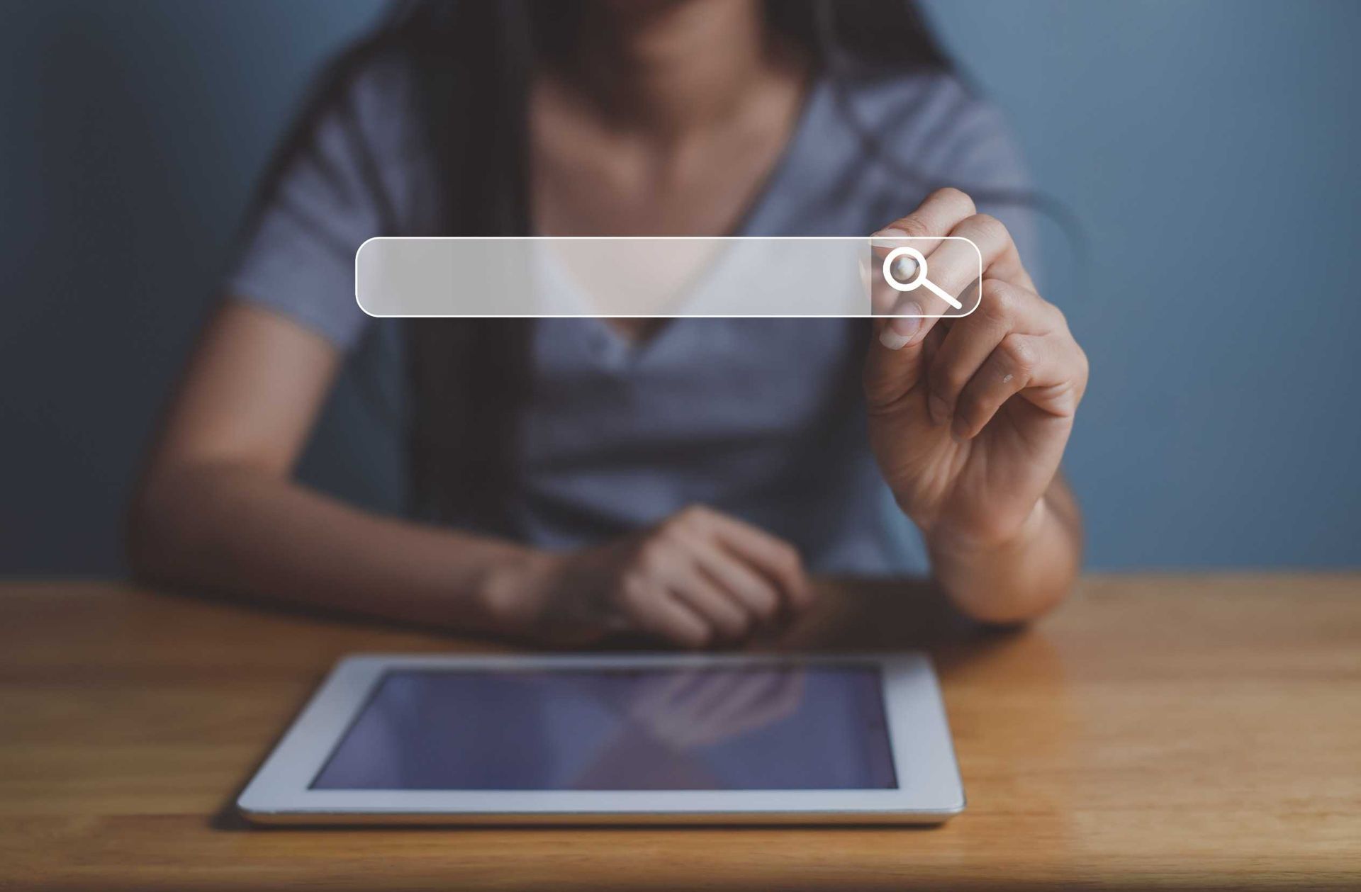 Una mujer está usando una tableta para buscar algo en Internet.