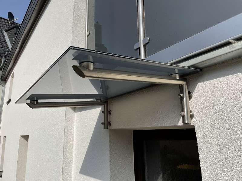 Ein Glasdach ist an der Seite eines Gebäudes angebracht