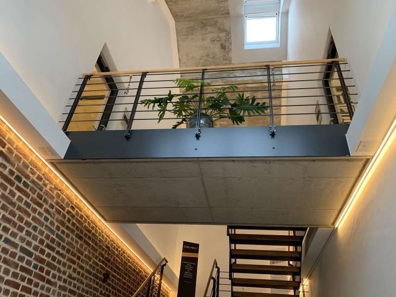 Eine Treppe mit Balkon und Backsteinmauer