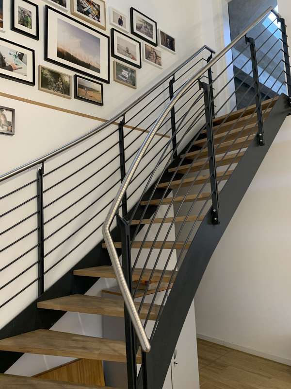 Eine Treppe mit Metallgeländer und Holzstufen