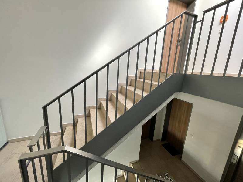 Eine Treppe mit einem Metallgeländer in einem Gebäude