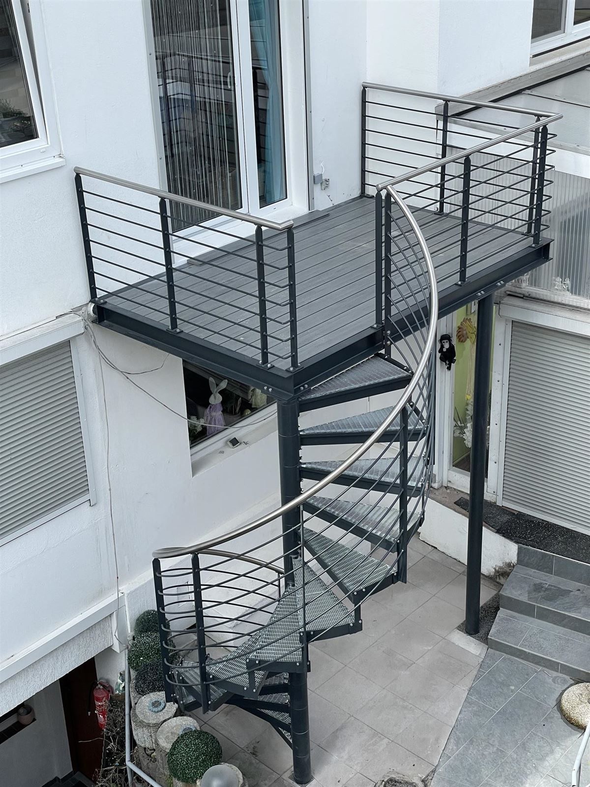 Es gibt eine Wendeltreppe mit angeschlossenem Balkon.