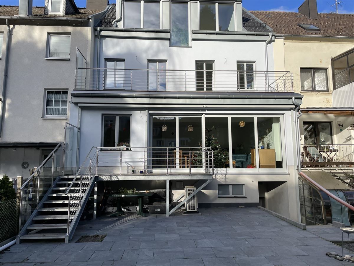 Die Rückseite eines Hauses mit Treppen, die dorthin führen