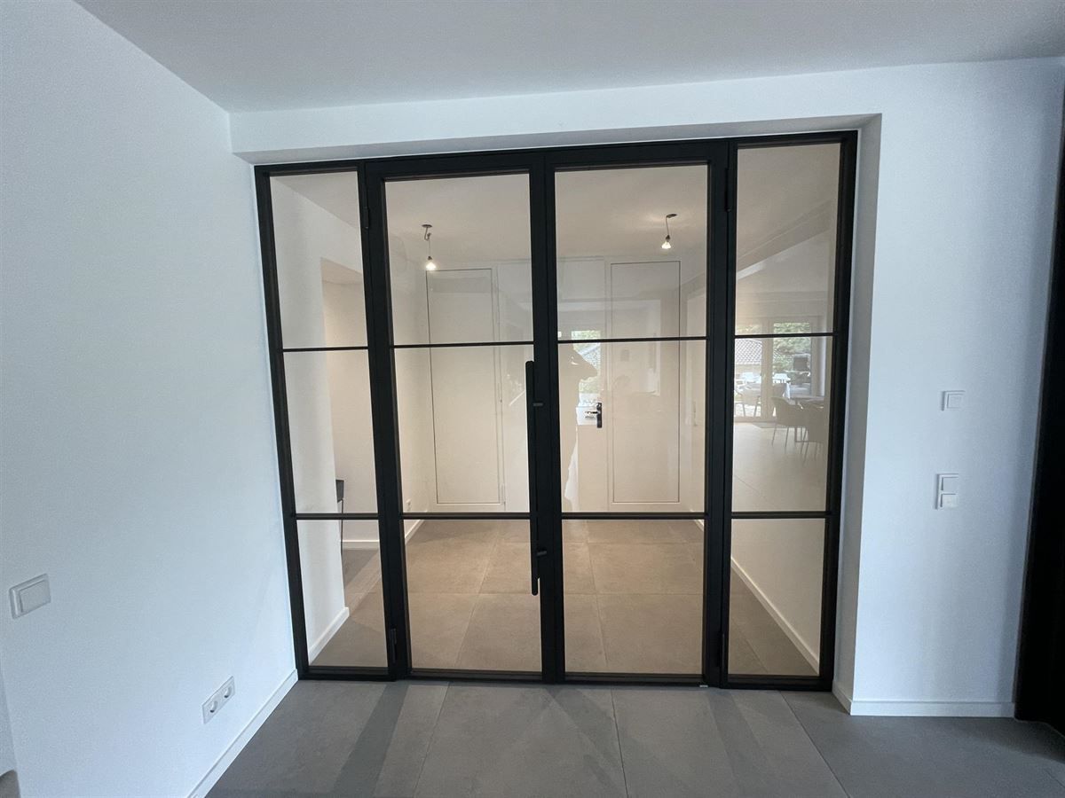 Ein leerer Raum mit einer Glasschiebetür