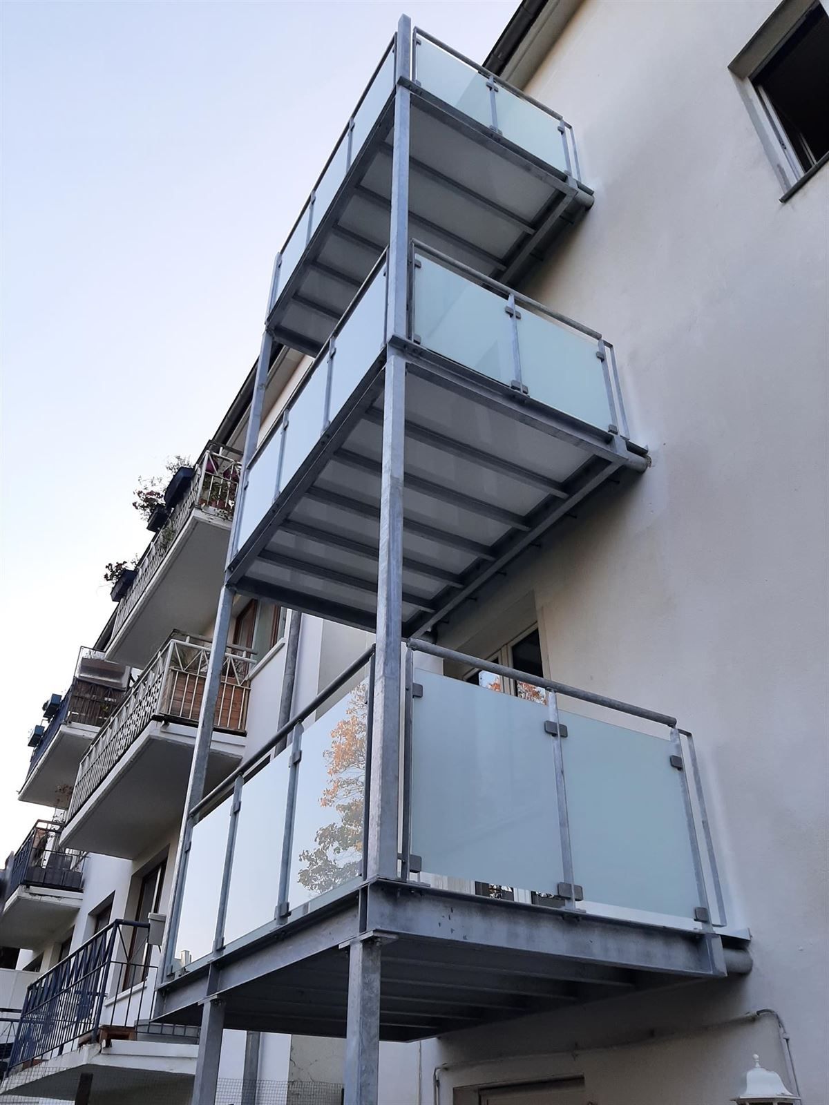 Ein Gebäude mit einem Balkon an der Seite