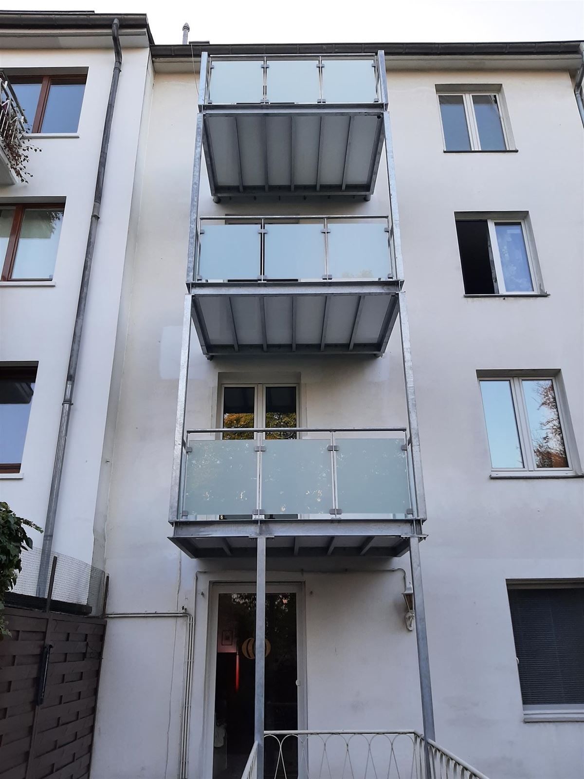Ein weißes Gebäude mit einem Balkon an der Seite