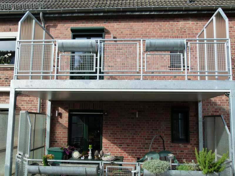 Ein Backsteingebäude mit einem Balkon mit Metallgeländer