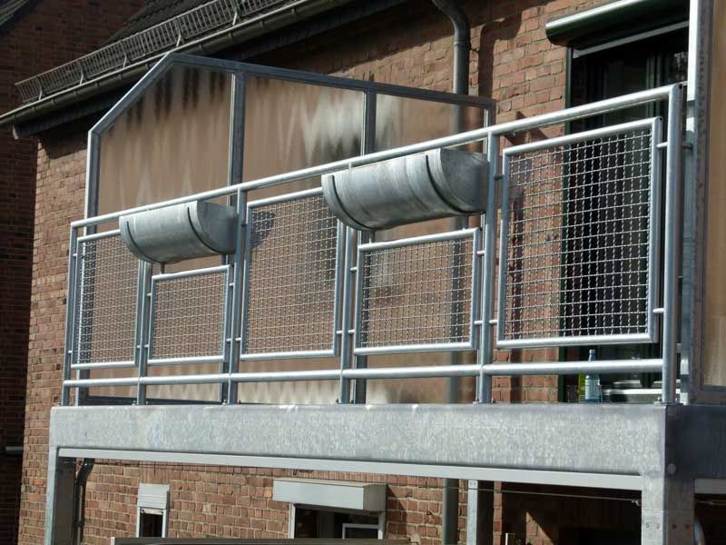 Ein Balkon mit einem Backsteingebäude im Hintergrund