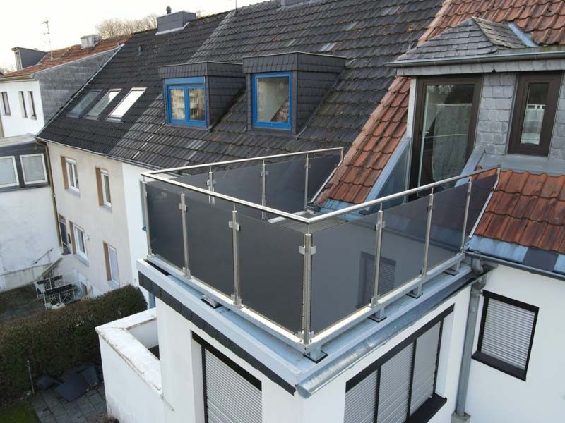 Eine Luftaufnahme eines Balkons auf dem Dach eines Gebäudes