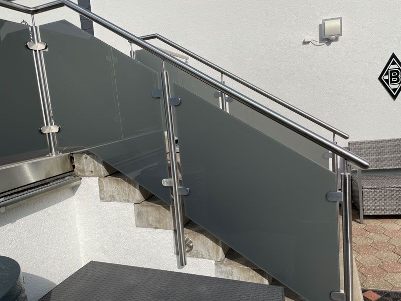 Eine Treppe mit Edelstahlgeländer und Glasgeländer