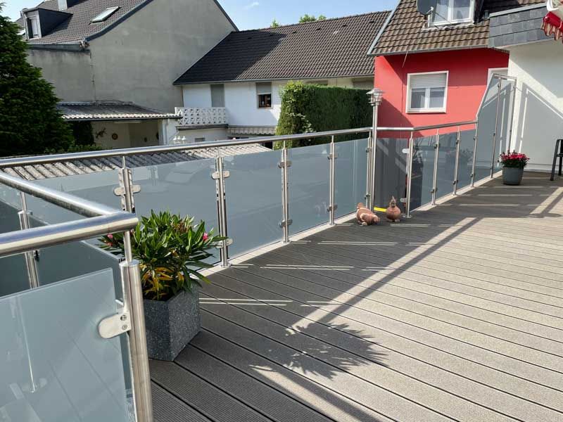 Ein Balkon mit Edelstahlgeländer und Glasgeländer