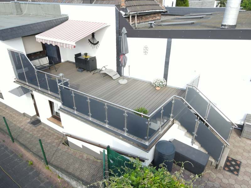 Eine Luftaufnahme eines Hauses mit Balkon und Treppe