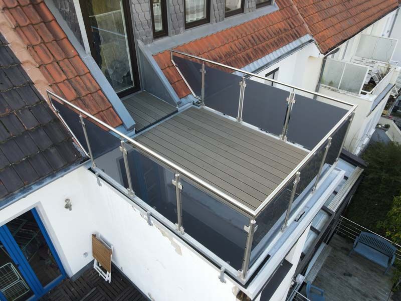 Eine Luftaufnahme eines Balkons auf dem Dach eines Gebäudes