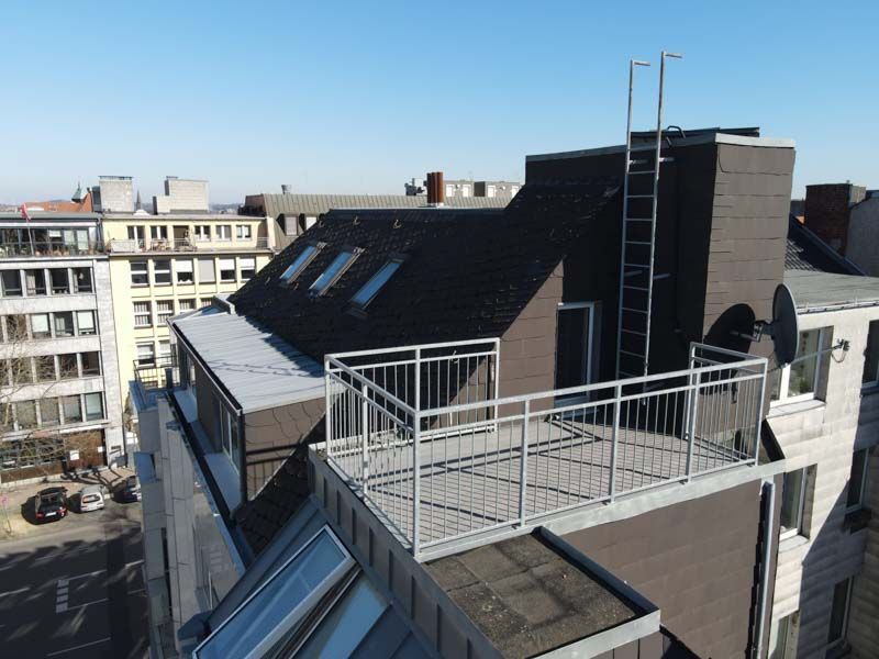 Eine Luftaufnahme eines Balkons auf dem Dach eines Gebäudes