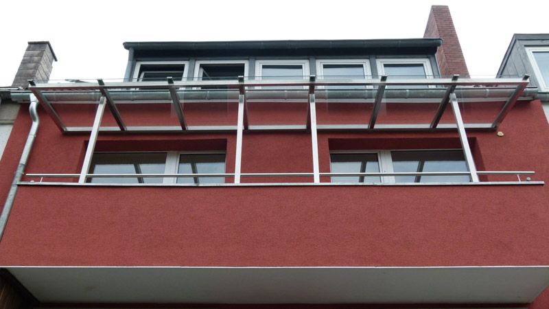 Ein Balkon an der Seite eines roten Gebäudes
