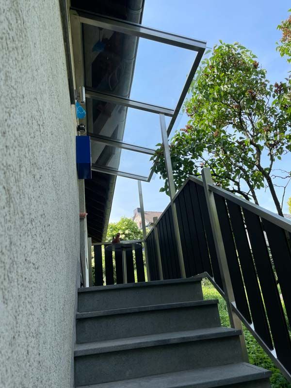 Treppen führen zu einem Balkon mit Baldachin darüber