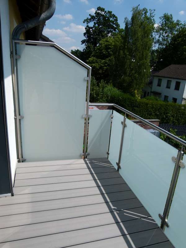 Ein Balkon mit Edelstahlgeländer und Milchglas