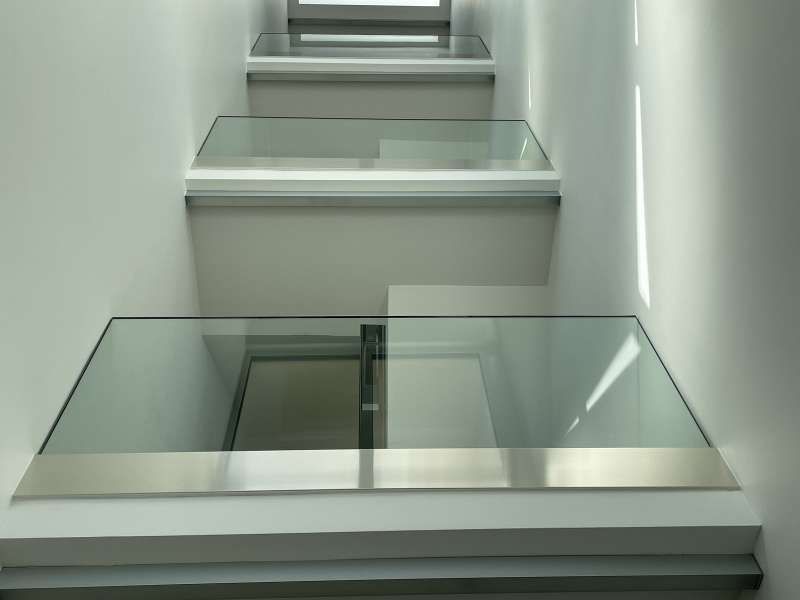 Die Treppen sind aus Glas und Edelstahl gefertigt