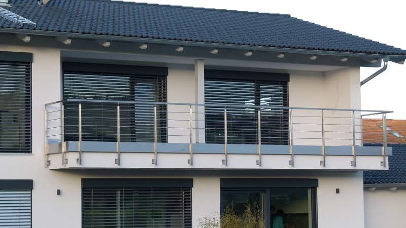 Ein Haus mit Balkon und Edelstahlgeländer