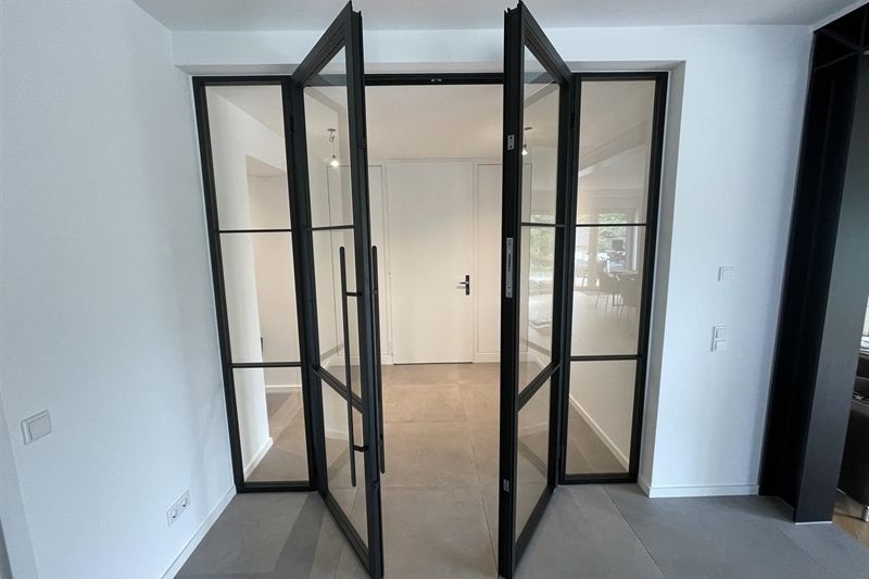 Ein Raum mit einer Glasschiebetür zwischen zwei Räumen.